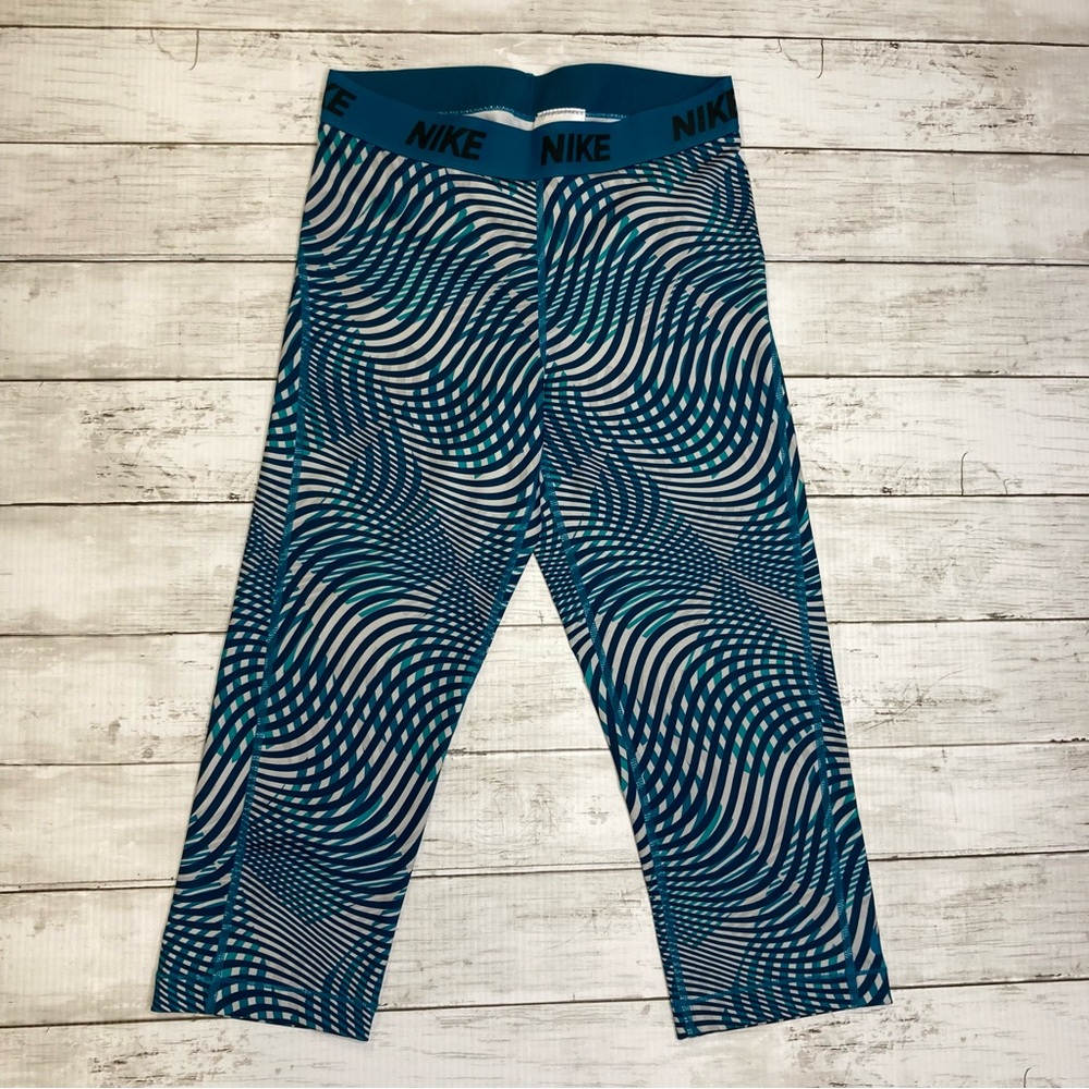 Nike Abstract Print Capri Legging Size Medium